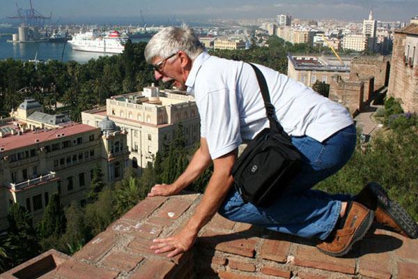 Strach z výšek: příčiny a léčba